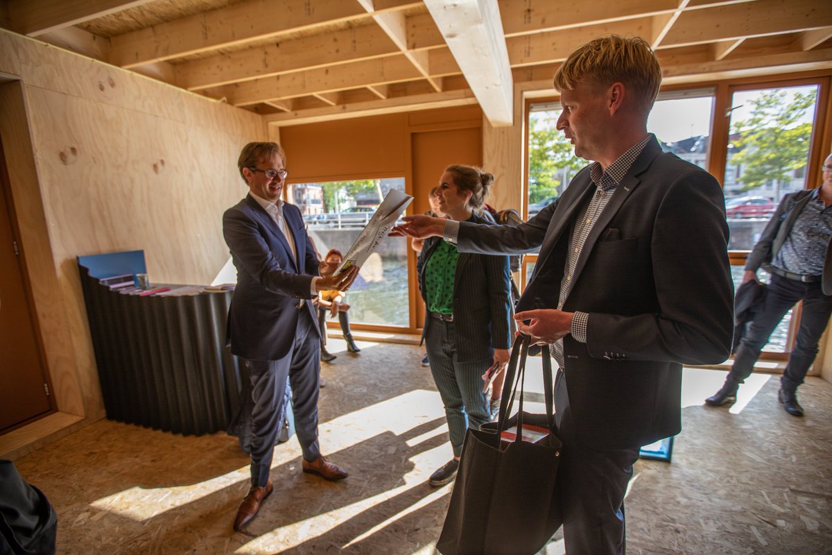 Lovende woorden over <a href="/gem_groningen/">Gemeente Groningen</a> en <a href="/leeuwarden/">Leeuwarden</a>, idem voor <a href="/provgroningen/">Provincie Groningen</a> en <a href="/provfryslan/">Provincie Fryslân</a>, enthousiasme over <a href="/LF2018/">Castello</a>, <a href="/SjoerdFeitsma/">Sjoerd</a> positief over aanpak <a href="/PauldeRook/">Paul de Rook</a> en andersom bij start Groninger Culturele Ambassade #leeuwarden, we zijn nu echt open waterwaterstof.nl