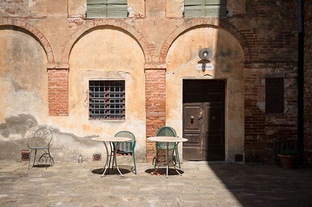 Ci sono alcuni momenti in cui il silenzio diventa poesia, quegli attimi tanto semplici che talvolta passano quasi inosservati, ma che rendono speciale la nostra vita. Avete mai pensato a quanto siano belli i cortili quando si svuotano dalle risa e dalle … ift.tt/2prW5PN