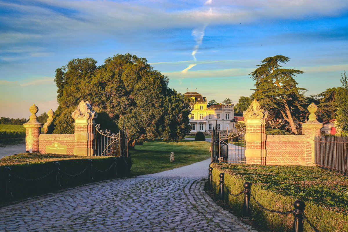 giscours_gcc's tweet image. Château Giscours sous les premiers rayons du soleil levant.

The Château under the first rays of a rising sun ☀️ 

#margaux #grandcru #vineyard