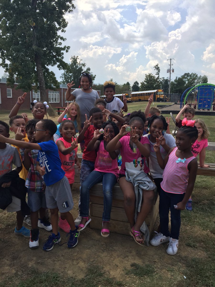 joynerTPSD's tweet photo. Happy #InternationalDayOfPeace from all of us at Joyner. Students were happy to show off their peace pebbles after their hunt. #tpsd https://t.co/eUNaT25Nj7