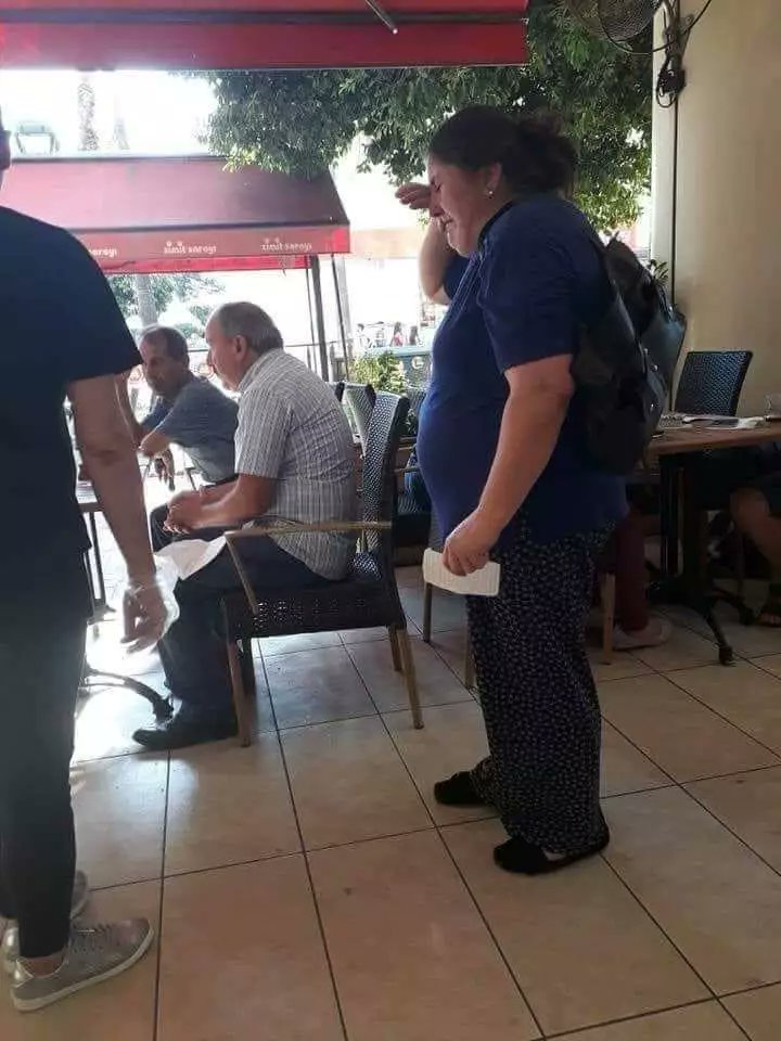 EvrimGBakan's tweet photo. Antalya'da çocuğunun masraflarını karşılayamadığını, kaymakamlığa giderek yardım istediğini ama kendilerine yardım edilmediğini söyleyerek kahvehanelerden ağlayarak yardım toplayan kadının resmiymiş.
Ülkede insanlar fakirlikten intihar ediyor ama kriz yok diye bağırıp duruyorlar. https://t.co/B9X8Z8G2zc