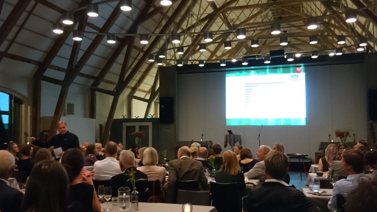 helenehvidman's tweet photo. Underholdning til gynækologisk #guidelinemøde understreger, at rygning er det absolut vigtigste felt at sætte ind ifht. påvirke #folkesundheden - hvad venter vi på #sundpol #RøgfriFremtid #dsog https://t.co/tTBc6u2aci