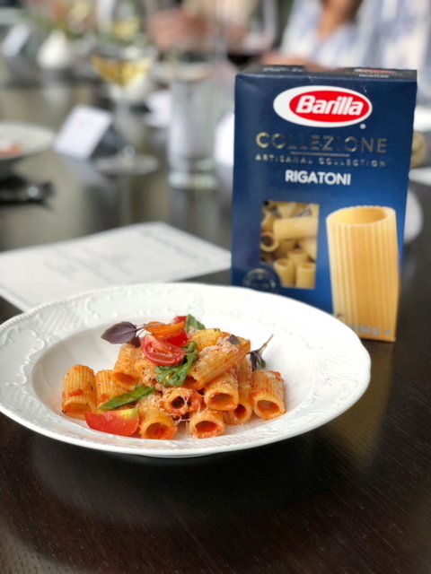 Best lunch ever enjoying @BarillaUS Collezione® Rigatoni with
@rogerfederer & @mikaelashiffrin! Read about it: vegetariantourist.com/2018/09/just-a… #BarillaCollezione #MastersofPasta #ad