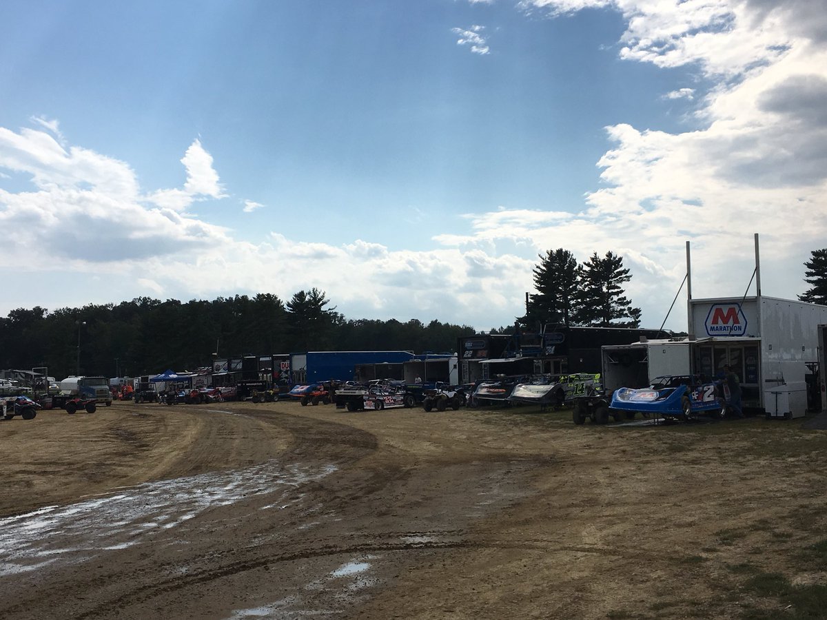 The pit area off turns 3&4 is pretty much full. Several other teams also parked along the back stretch and over the bridge @btownspeedway #LucasDirt #Jackson100