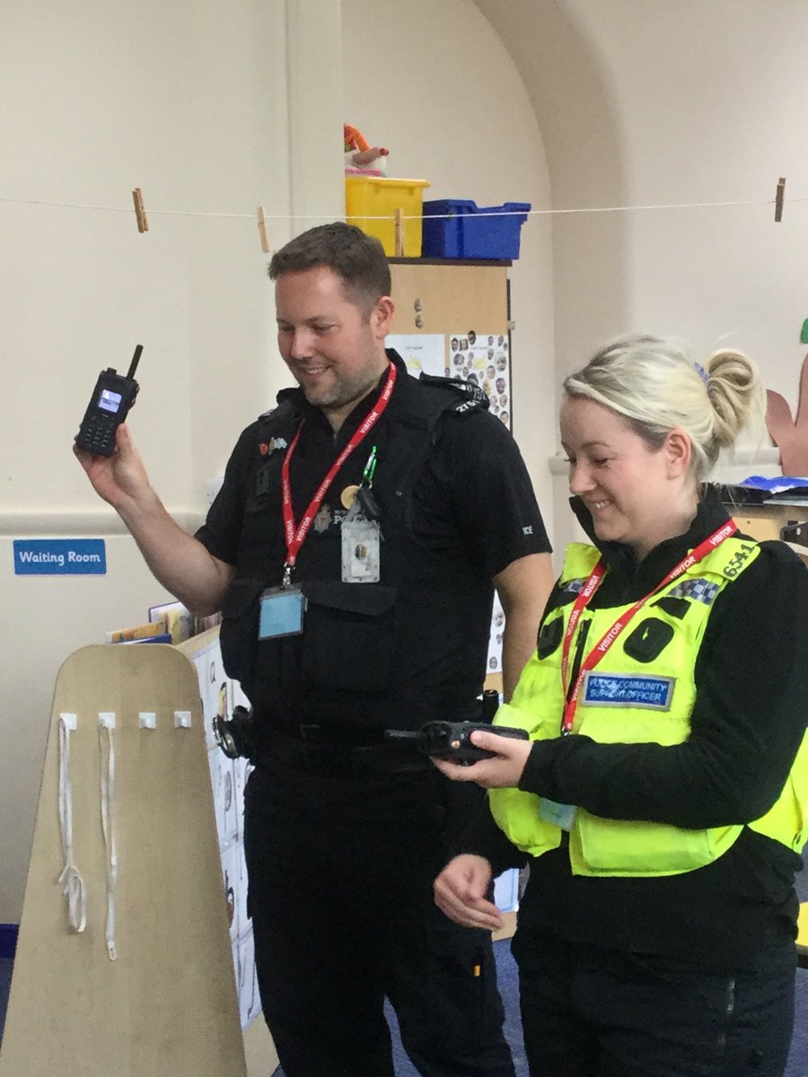 CPAMissLister's tweet photo. Morning Nursery had a great time on Wednesday when they had a surprise visit from the Police. They learnt the role of a police officer and got to go in the back of a police van as well as hold the handcuffs and try on a police hat!! @CroftwayPrimary https://t.co/L89Ts2Iutj