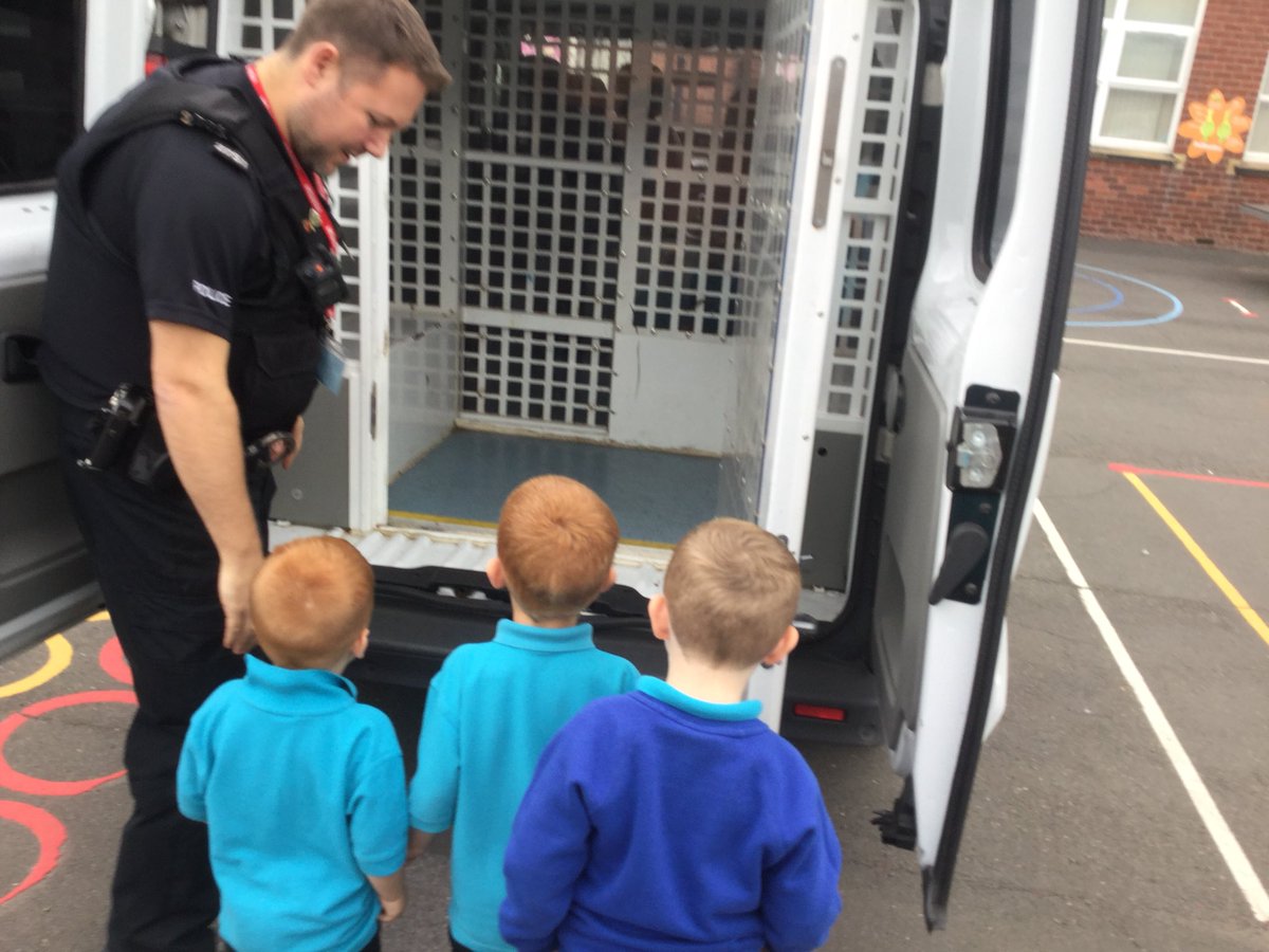 CPAMissLister's tweet photo. Afternoon Nursery had a great time on Thursday when they had a surprise visit from the Police. They learnt the role of a police officer and got to go in the back of a police van as well as hold the handcuffs and try on a police hat!! @CroftwayPrimary https://t.co/kpj0EpzRhR