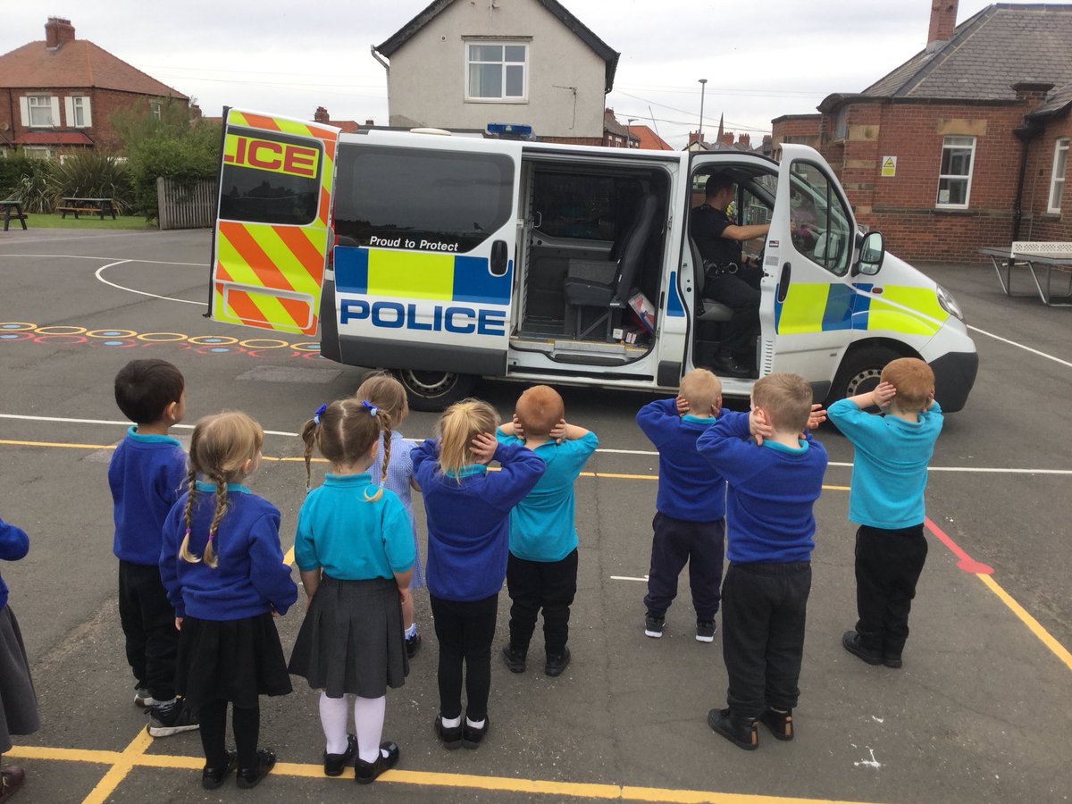 CPAMissLister's tweet photo. Afternoon Nursery had a great time on Thursday when they had a surprise visit from the Police. They learnt the role of a police officer and got to go in the back of a police van as well as hold the handcuffs and try on a police hat!! @CroftwayPrimary https://t.co/kpj0EpzRhR