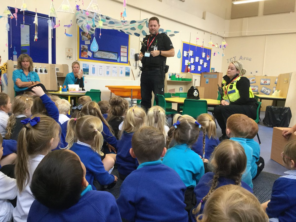 CPAMissLister's tweet photo. Afternoon Nursery had a great time on Thursday when they had a surprise visit from the Police. They learnt the role of a police officer and got to go in the back of a police van as well as hold the handcuffs and try on a police hat!! @CroftwayPrimary https://t.co/kpj0EpzRhR