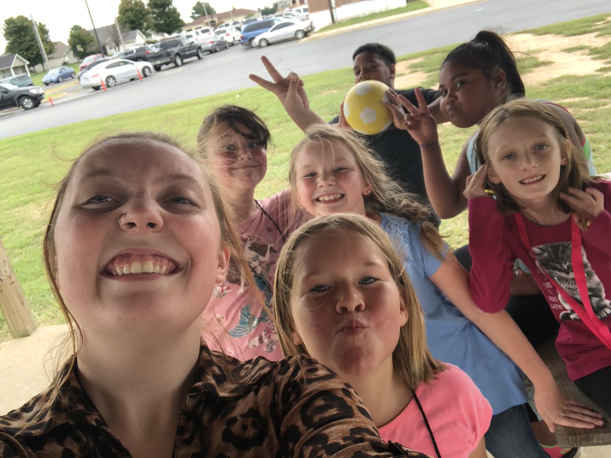 Another Friday means another teacher trade! 6 kids and a game of soccer... I picked the wrong day to wear heels! On the bright side, it was extremely nice out! ⛅️😃