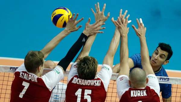 VSportsTM's tweet photo. MEMORABLE TRIUNFO DE ARGENTINA 🇦🇷 EN EL #MUNDIALDEVOLEY 🏐!!! Venció 3-2 a Polonia, vigente campeón, 15-26, 25-19, 25-23, 23-25, 16-14. Venció al campeón y a un arbitraje impresentable. FELICITACIONES! https://t.co/GjWNi7k3uP