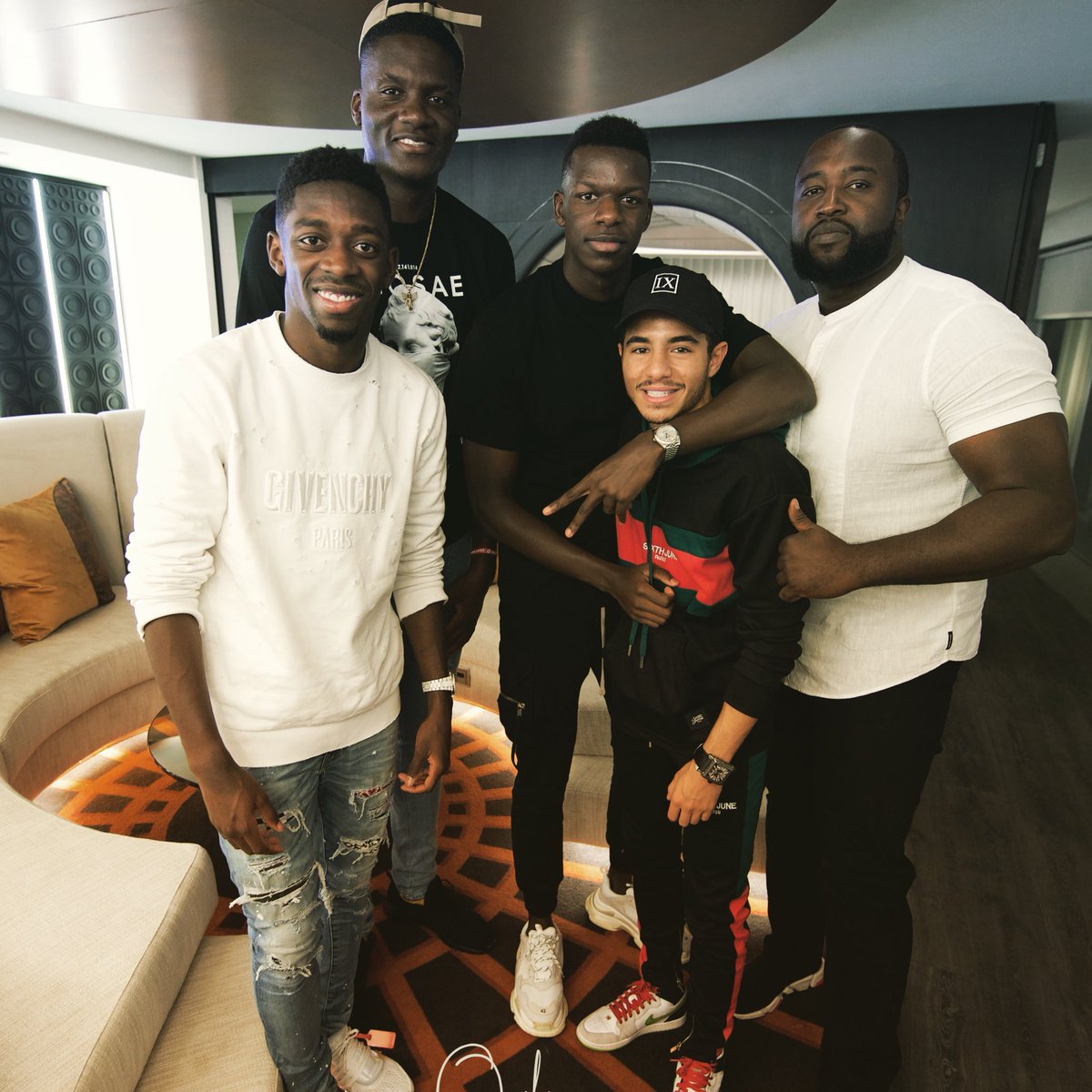 seghirsam's tweet photo. Trop grands 😩😂
@Dembouz @CapelaClint https://t.co/wdhzLyGDB0