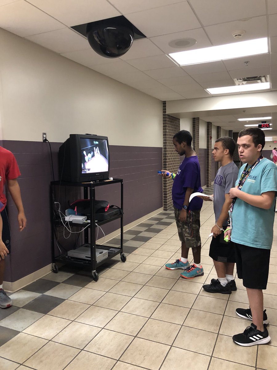 bornroyalty12's tweet photo. Free Choice Friday...my loyal Wii bowlers! #wearewayne #peforeveryone https://t.co/wpfWnVOuGk