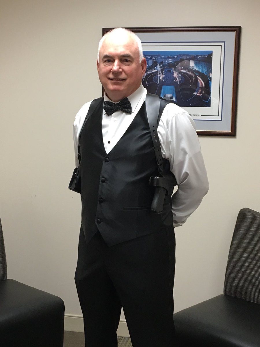 frankcnitty's tweet photo. After 32 years of service with Chesterfield County Police Department Sergeant Kevin P. Carroll’s last day at work. Leaving in style wearing his tuxedo, vest and bow tie. Classic!!@CCPDVa @FopVirginia @Thelawmanii https://t.co/1gS4ARZnVb