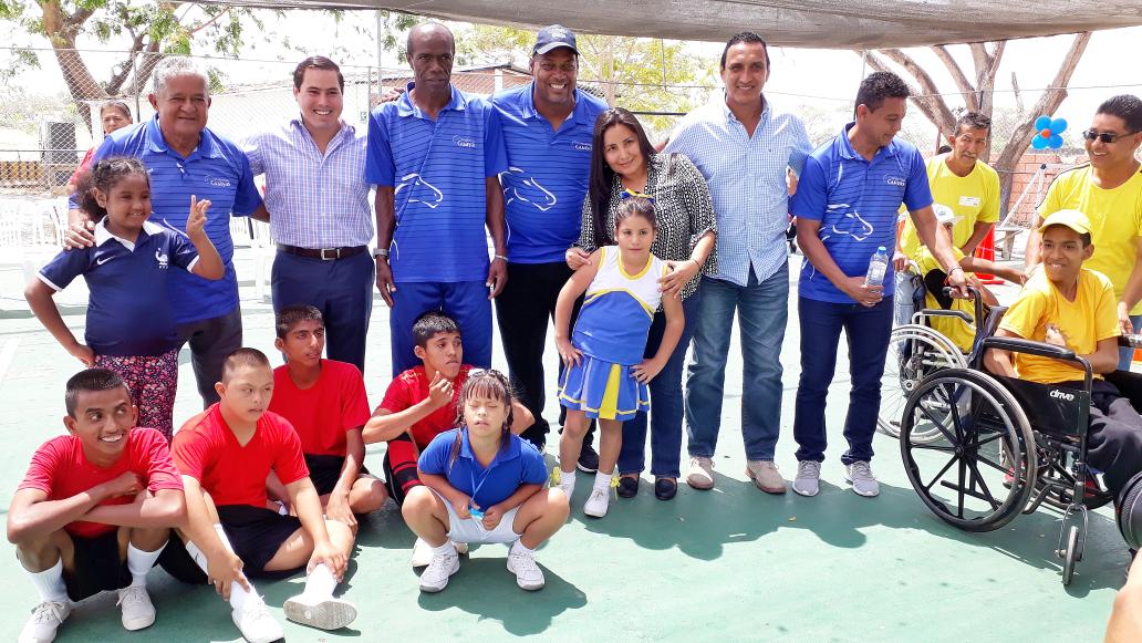 ManzanaIntegral's tweet photo. Nuestras glorias del fútbol ecuatoriano @chanflemunoz1, Holger Quiñonez, @ElTanqueHurtado @manueluquillas1 y @jhonny_proano nos acompañaron en esta inolvidable jornada de las #OlimpiadasCIE 
#GuayasImparable https://t.co/Bmis6rxG3W