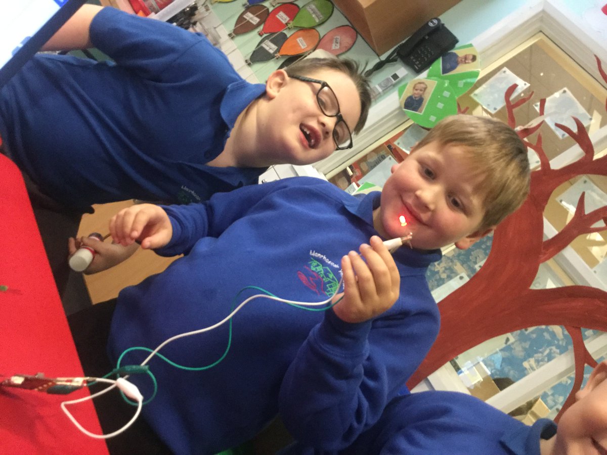 YsgolLlanYM's tweet photo. Rydym wedi bod yn brysur gyda gweithgareddau codio gwahanol yn ystod y wythnos. We have been busy with a range of coding activites over the week. #NationalCodingWeek @ERW___ @codeclubWales https://t.co/ehUIOkoZnp