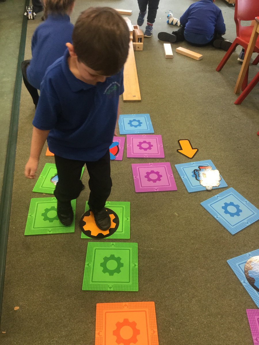 YsgolLlanYM's tweet photo. Rydym wedi bod yn brysur gyda gweithgareddau codio gwahanol yn ystod y wythnos. We have been busy with a range of coding activites over the week. #NationalCodingWeek @ERW___ @codeclubWales https://t.co/ehUIOkoZnp