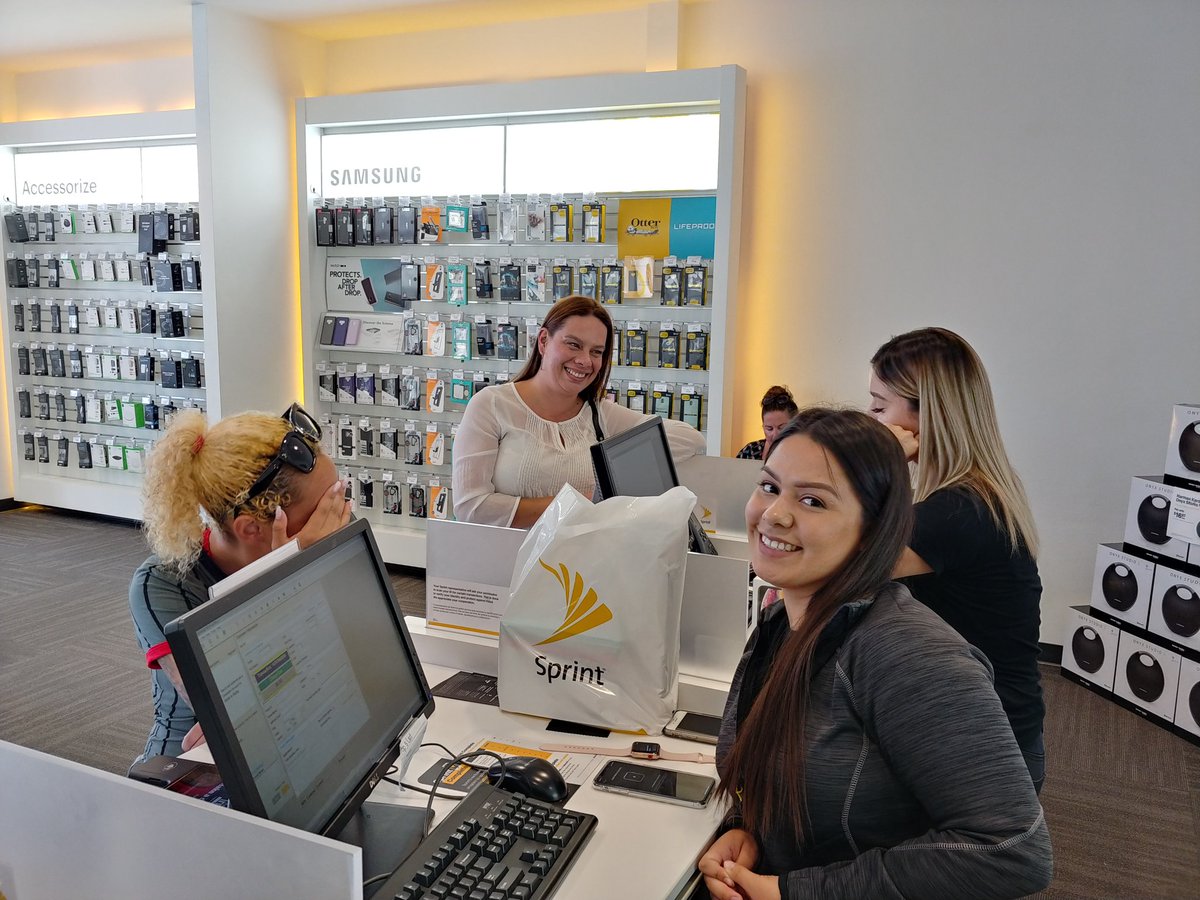 Customers loving Spints new iphone! 
#college
#apple
#westisbest