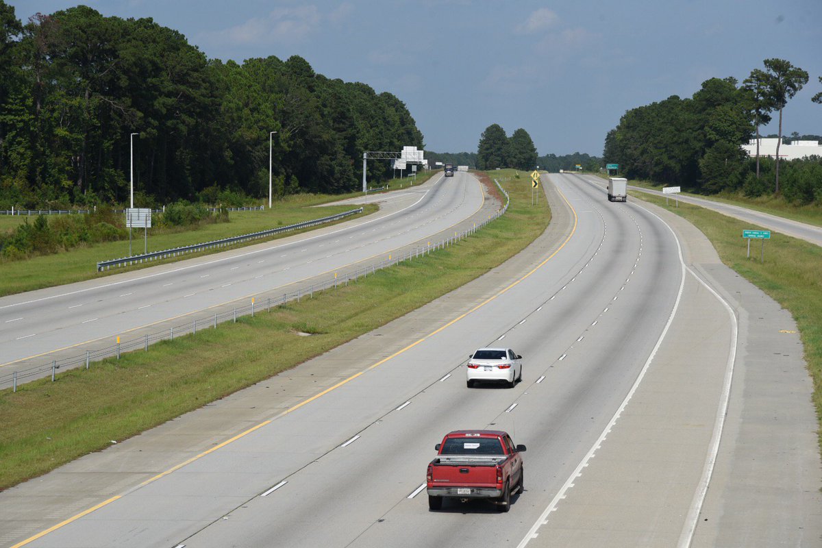 SCDOTPress's tweet photo. Motorists traveling on I-95 at exit 170 near the Great Pee Dee River. 
I-95 in South Carolina reopened today at 4 p.m. (SCDOT photos) https://t.co/vKyduZBc58