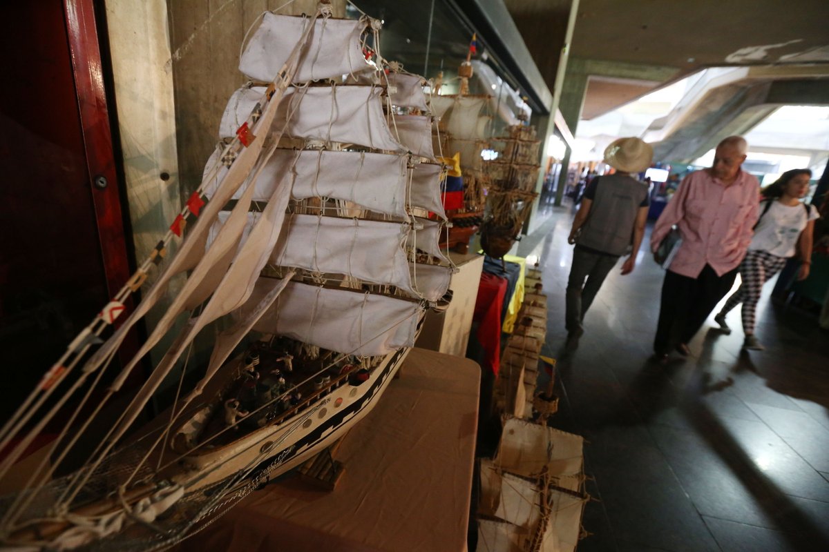 Expo Venezuela en Liqui Liqui busca masificar el uso del traje nacional 

➡ bit.ly/2zmu0yX