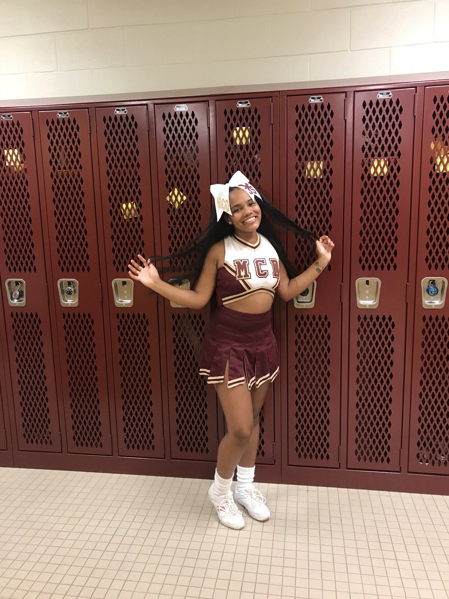 8_mikayla's tweet photo. #Yourfav❤️💛 #35cheer https://t.co/iC9ko0RgEM