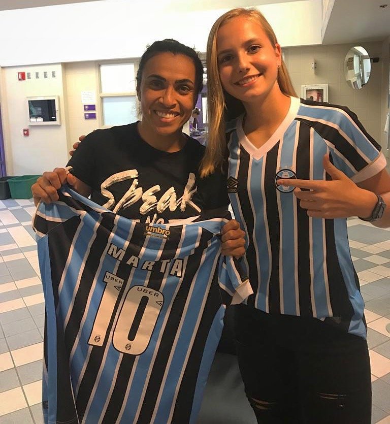 Gremio's tweet photo. Alynne Paim, atleta da base do Orlando Pride, treinou com as #GuriasGremistas durante as férias no Brasil e levou um presente em nome do Grêmio para a Marta, indicada mais uma vez ao prêmio de melhor do mundo! Que o manto tricolor traga boa sorte à ela! 💪🏽🇪🇪🙋🏻‍���️ https://t.co/BV0ZTpfGhQ