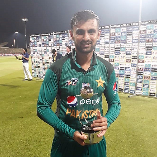 News99P's tweet photo. All rounder Shoaib Malik won the Man of the Match title today played against Afghanistan.
#Pakistan #Cricket #Team @TheRealPCB #AllRounder #StarBatsman @realshoaibmalik #Won #ManOfTheMatch #Trophy #InHands #MalikYouBeauty #Afghanistan #PakVsAfg #AsiaCup https://t.co/eJ8APgTaCh