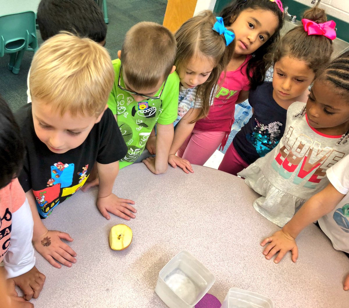 ScovillSmarties's tweet image. Today we put our science hats on! 🍎🔎🍏 #sinkorfloat #younginvestigators @CatenaColts