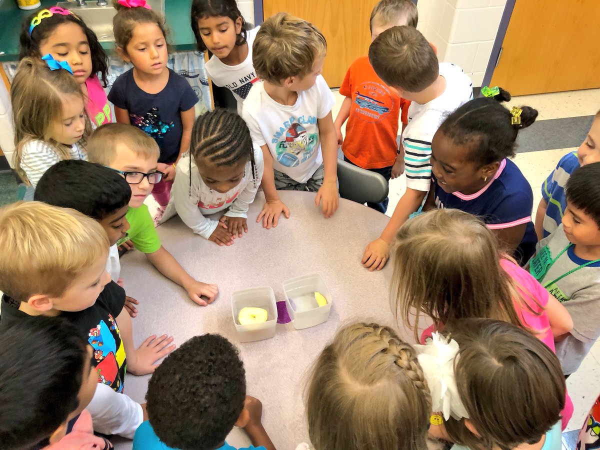 ScovillSmarties's tweet image. Today we put our science hats on! 🍎🔎🍏 #sinkorfloat #younginvestigators @CatenaColts