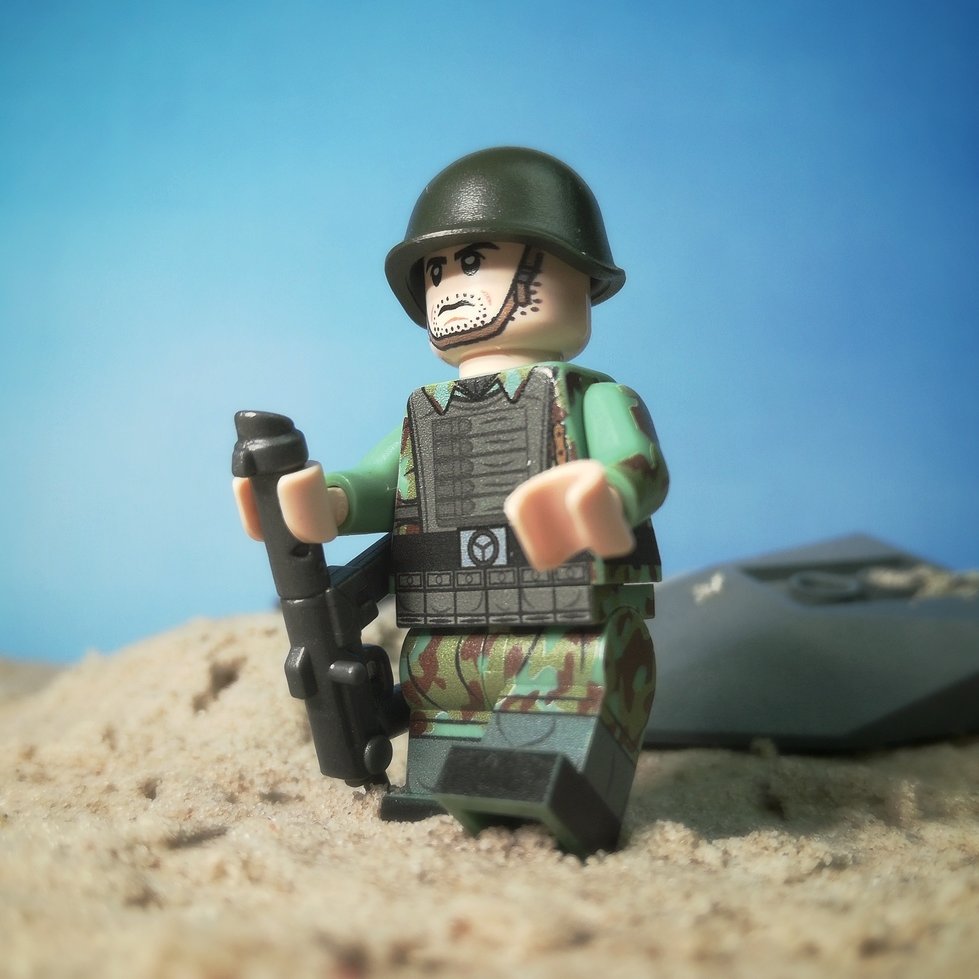 A little photograph of the Italian Paratrooper by <a href="/UnitedBricks/">UnitedBricks</a> . 
Btw. you can also follow my channel on Instagram. I just created a brand new account  ;) #ubrisingsun