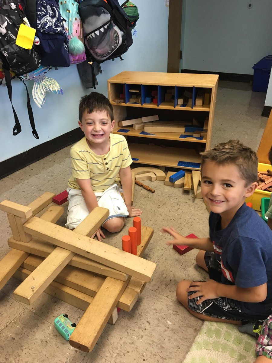KinderFF1's tweet image. When friends cooperate, bucket fill and problem solve to engineer a building together #priceless #engineersatwork
