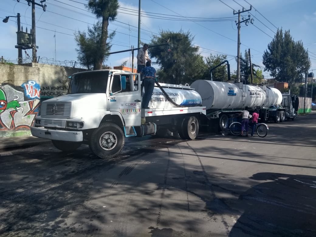ContraloriaCDMX's tweet photo. #ContraloresCiudadanos y #ContraloríaMóvil continúan vigilando el reparto de pipas de agua gratuitas en delegación Iztapalapa https://t.co/6WZN4sKrN2