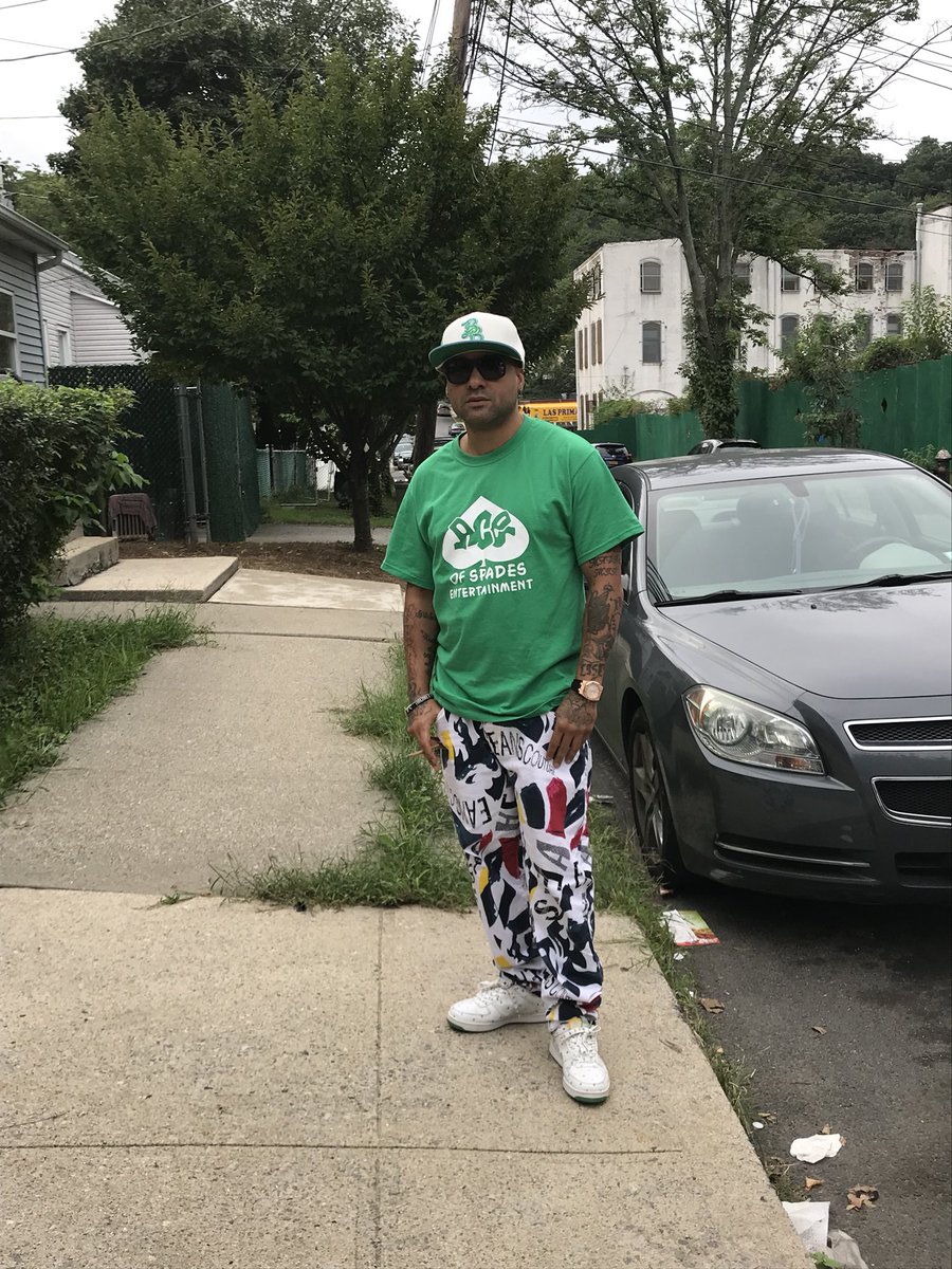 BlingBlao_tnmt's tweet photo. You see the ♠️ #AOSFAMILY shirt #BUSHWICK #BROOKLYN #NYC #OSCAR #BLINGBLAOENT #AAALISTENT #VARSITYEMPIRE #MONEYMAFIA #AOSFAMILY #MPRP #DailyNews #ThatNewWave #ThatNewMoney #LoyaltyOverLove #NewYorkWeekly #EntertainmentWeekly #2Legit2Quit #SmarterNotHarder #TeamBottleBoys https://t.co/IGBnNX0NUo