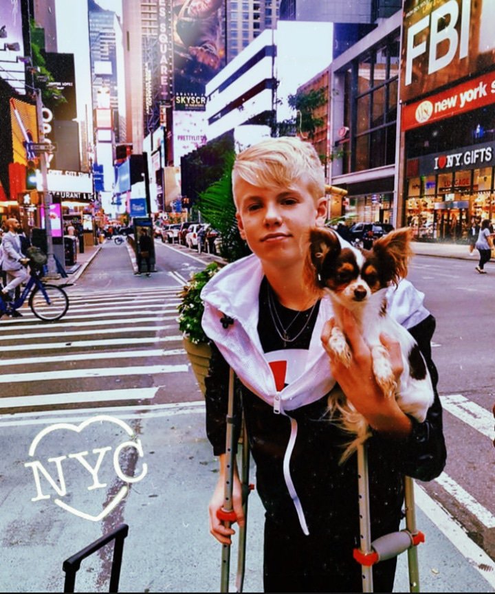 Carsonlueders09's tweet photo. YOUR SECOND IN NEW YORK!! LITTLE MORE EASY FOR THIS TIME W/@louielueders @carsonlueders !!🖤👑😍 https://t.co/7RsYrmDRnP