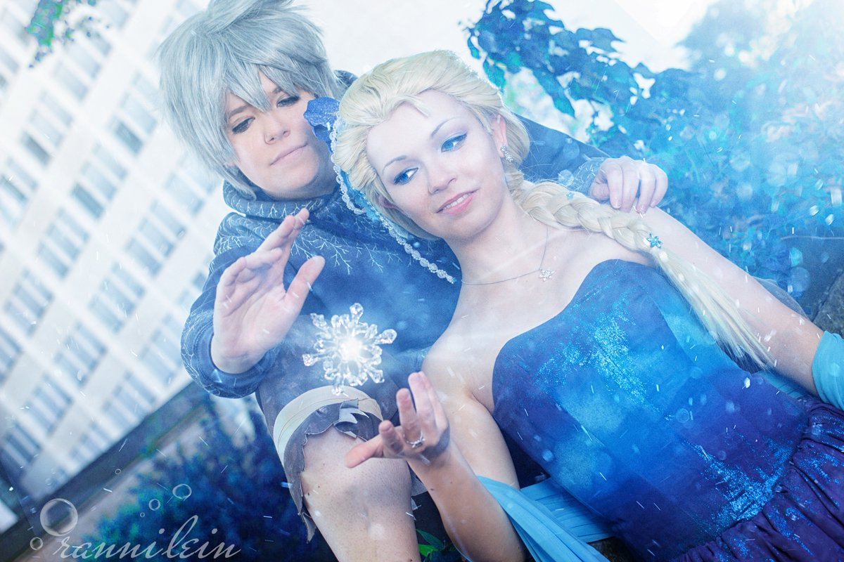 rannilein's tweet photo. And another new photo for today. x3 

Elsa: @nikasparkle 
Jack: @SorasparkleCos 

📸 and edit: me

#Connichi #Frozen #Elsa #Jack #Riseoftheguardians #Cosplay #Cosplayer https://t.co/QlBQAiTVQQ