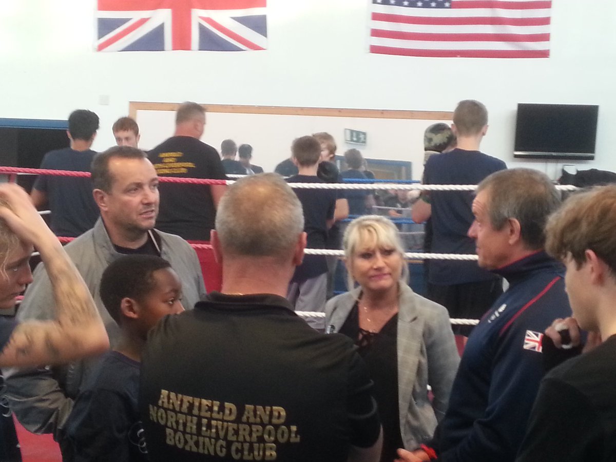 anfieldboxing's tweet image. Humbled am so so proud of our boxers tonight they spent time talking to Sam Cooks mum and dad Gill Radcliffe and Alan Cook they also got to speak to England coach @PaulWalmsley_  @empsolneet @LFCFoundation #realmemdontcarryknives #platformforchange