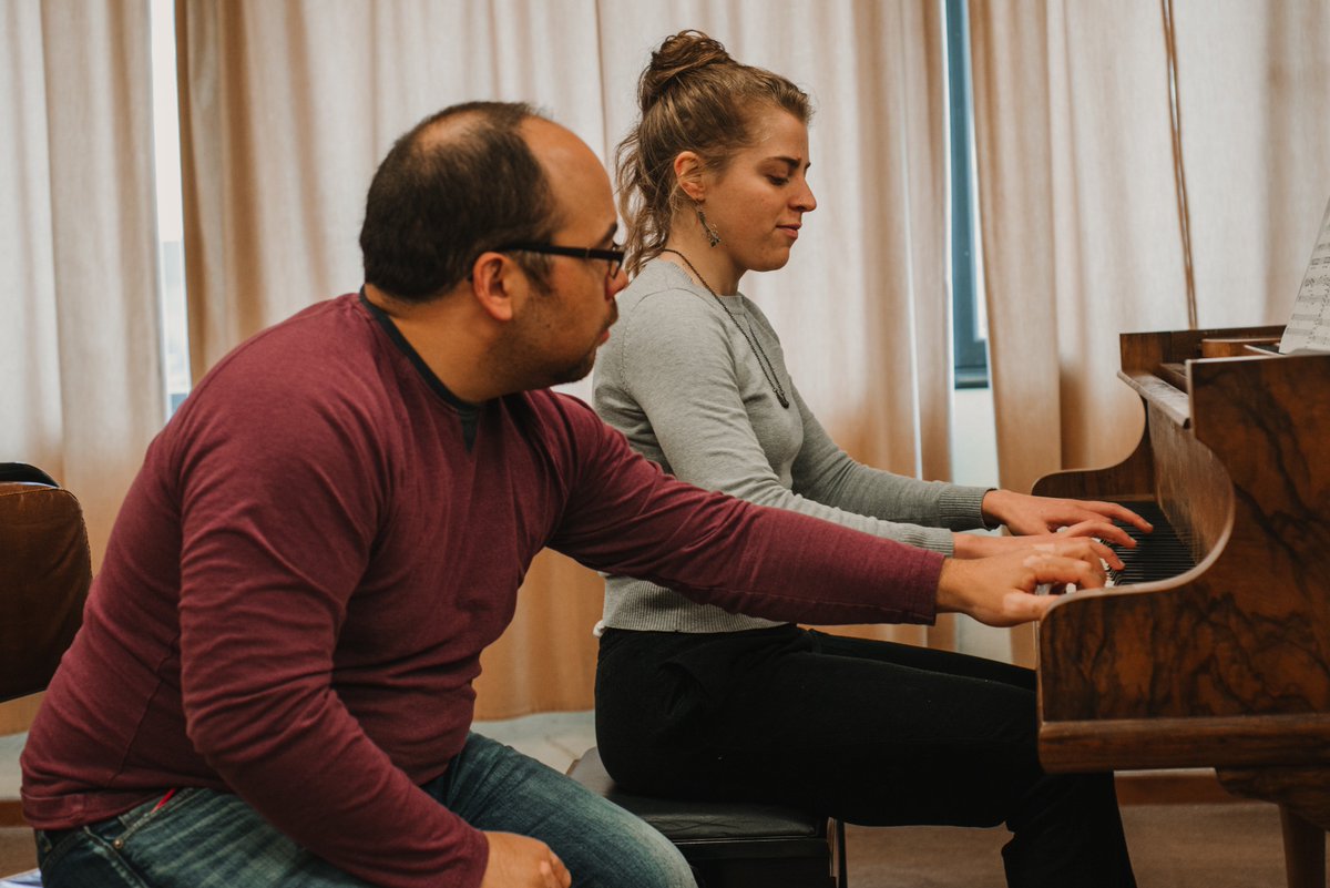 NewDocta's tweet photo. Muy buena la jornada de #ClasesMagistrales en la @UPC_OK junto a los alumnos del  #ConservatorioSuperiorDeMúsica "Félix T. Garzón".  @NewDocta ¡Que rapido pasó el #Festival! #Musica #MusicaClasica https://t.co/g2T6rivlkr