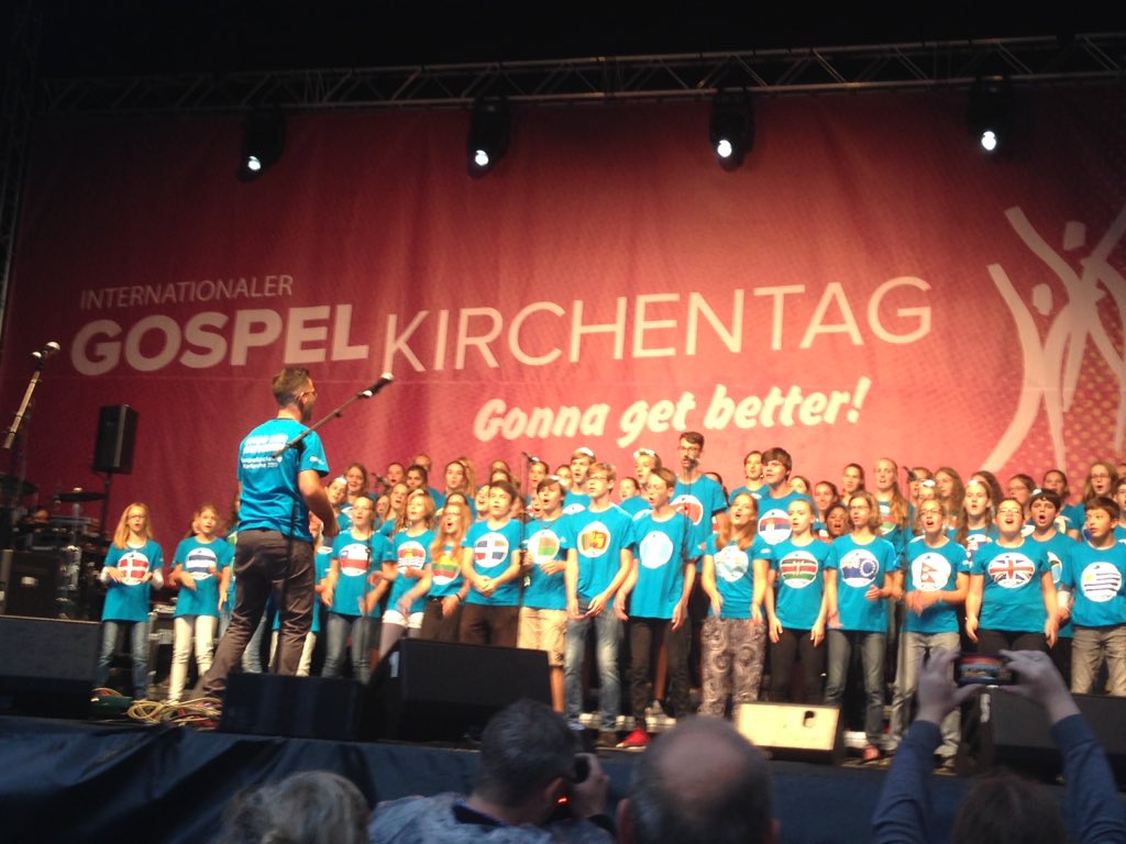 Eröffnung des Gospelkirchentages in Karlsruhe.
Der Chor der Nationen singt mit 90 Karlsruher Kindern und Jugendlichen, die 90 Nationen vertreten und ich steh da und hab Gänsehaut.