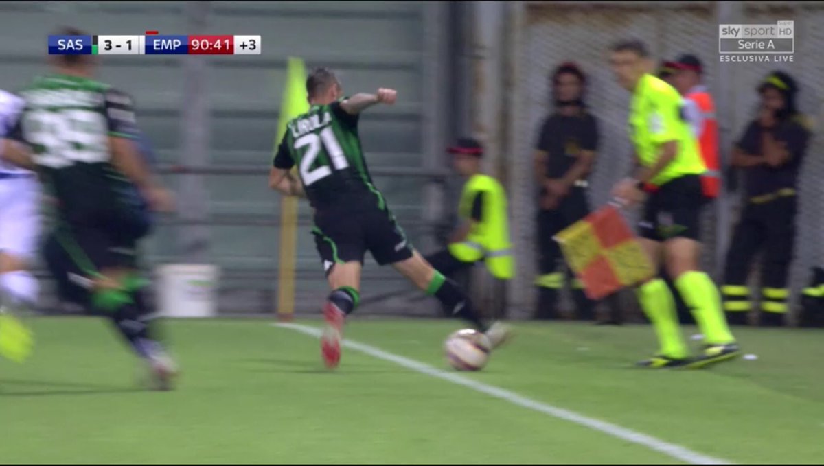 pisto_gol's tweet image. Premesso che, ormai, non si capisce perché paghino qualcuno per gestire il Var, visto che non si usa più, il guardalinee Galetto, a 1mt da Lirola, a cosa stava pensando ?