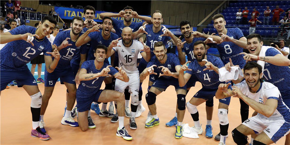 Voley_FeVA's tweet photo. #FIVBMensWCH ¡GRITALO, FESTEJA, DISFRUTALO! ¡Argentina 🇦🇷 venció al defensor del título Polonia 🇵🇱 en un partido inolvidable y así lo vivió la Selección!

🌐 Toda la información 👉https://t.co/AbT18BDnd1 https://t.co/ROKMmGPoiR