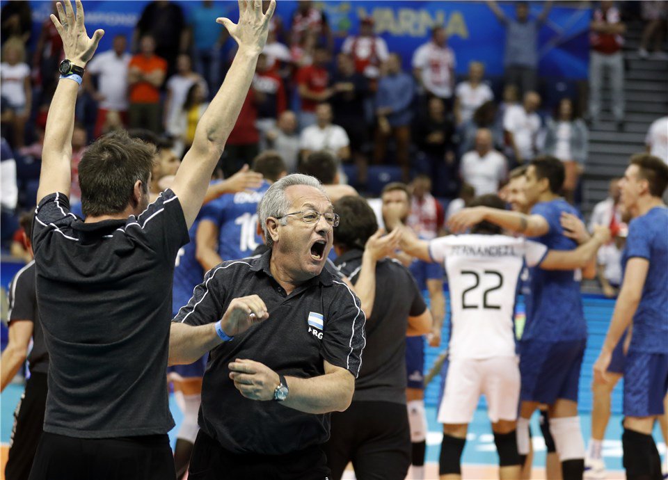 Voley_FeVA's tweet photo. #FIVBMensWCH ¡GRITALO, FESTEJA, DISFRUTALO! ¡Argentina 🇦🇷 venció al defensor del título Polonia 🇵🇱 en un partido inolvidable y así lo vivió la Selección!

🌐 Toda la información 👉https://t.co/AbT18BDnd1 https://t.co/ROKMmGPoiR