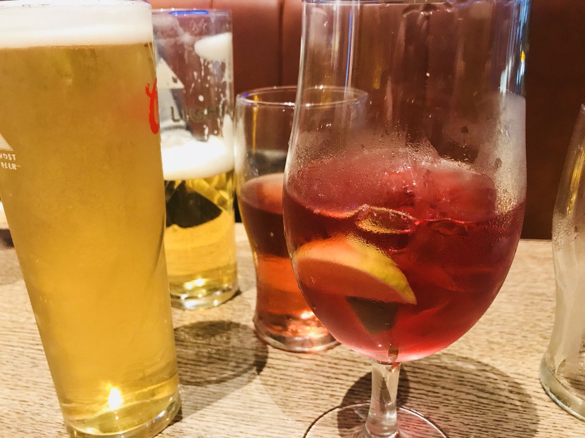 Michelle3ocal's tweet photo. These are the nights I LIVE for🍹👌🏼 #ItsNeverJustOne #IWorkToAffordTheDrinkinLifestyle #CocktailsAndCatchUpsWitMyGirls #NothingMoreICouldAskFor #Drinks #Grub #Funny #Laughter #ChillOut #DrunkenHappiness #FridayFeelsToSaturshitLoadOfDrink #WooWoo 👌🏼😎 https://t.co/j24wiQS2RH