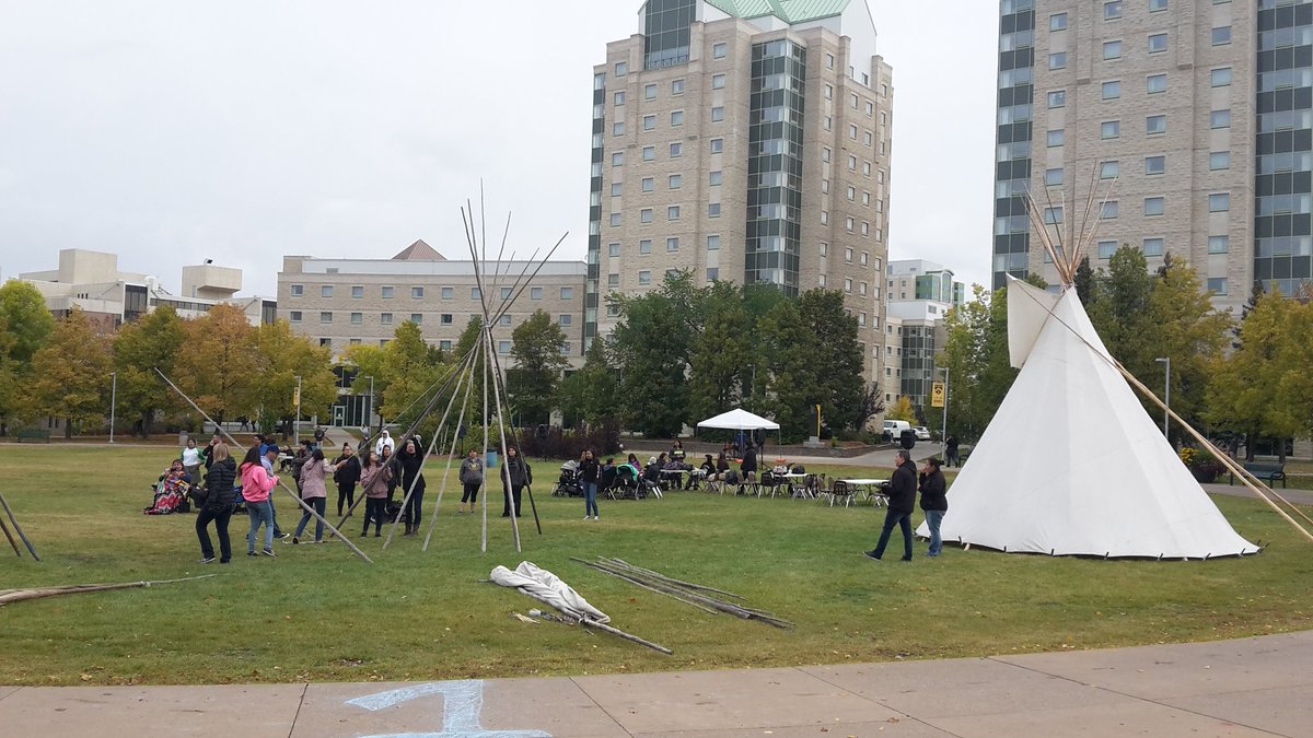 Feurig_puma's tweet photo. Memorial Tipi Raising Competition today at UofR! So fun, but also explored what tipi can teach us the importance of families, teamwork, listening, observations 🌱 #tipiraising #UofR #21September @URFacofEd https://t.co/wApmgKnj9F