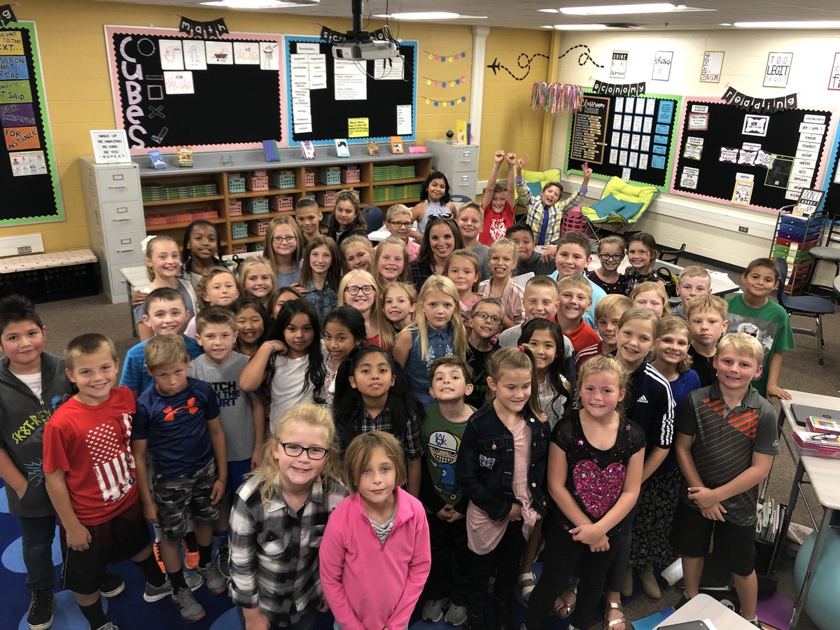 keomysayt's tweet photo. @ShoemakerGI 4th graders are going to really miss Mrs. Rosas!! Wishing her the best of luck on her next adventure!! @biberos_lacy @CemperMorgan https://t.co/zmy2iDq716