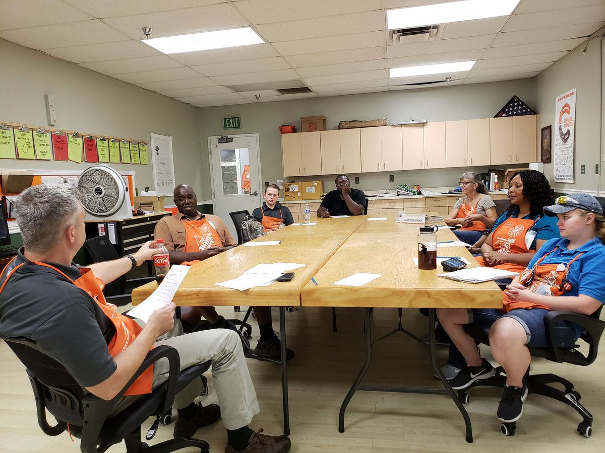 Day of Development at HD 0808. These are our future leaders ans our wonderful store manager talking about his career and giving pointers on how to develop theirs. What a wonderful experience. #D232Development <a href="/rfriedlieb/">Robert Friedlieb</a> <a href="/KelliTawney/">KelliTawney</a> @TimSirdevanHD <a href="/THDChrisH/">Christopher Holland</a>