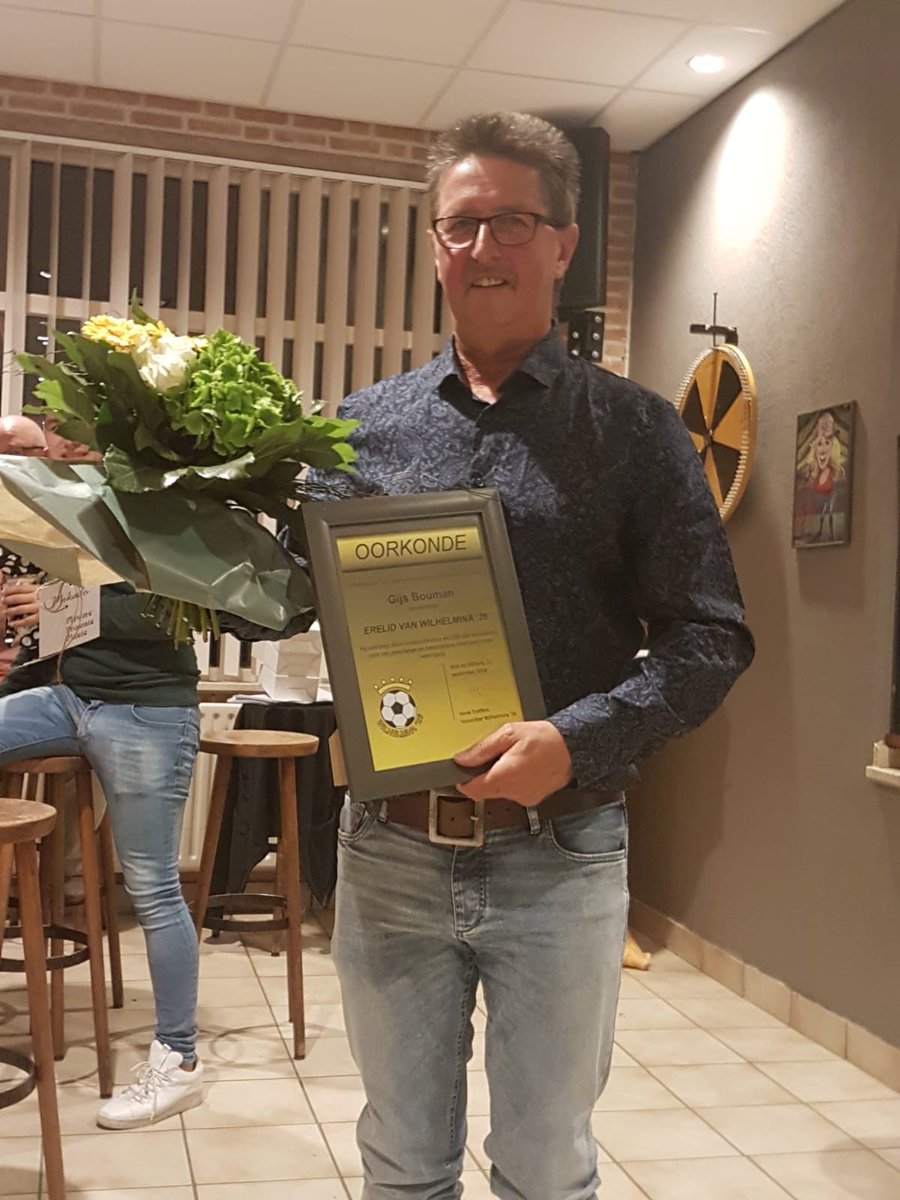 wilhelmina_26's tweet photo. Gijs Bouman werd vanavond op de Algemene Ledenvergadering gehuldigd tot erelid van Wilhelmina’26! 💛🖤 https://t.co/OiQFk6D7KY