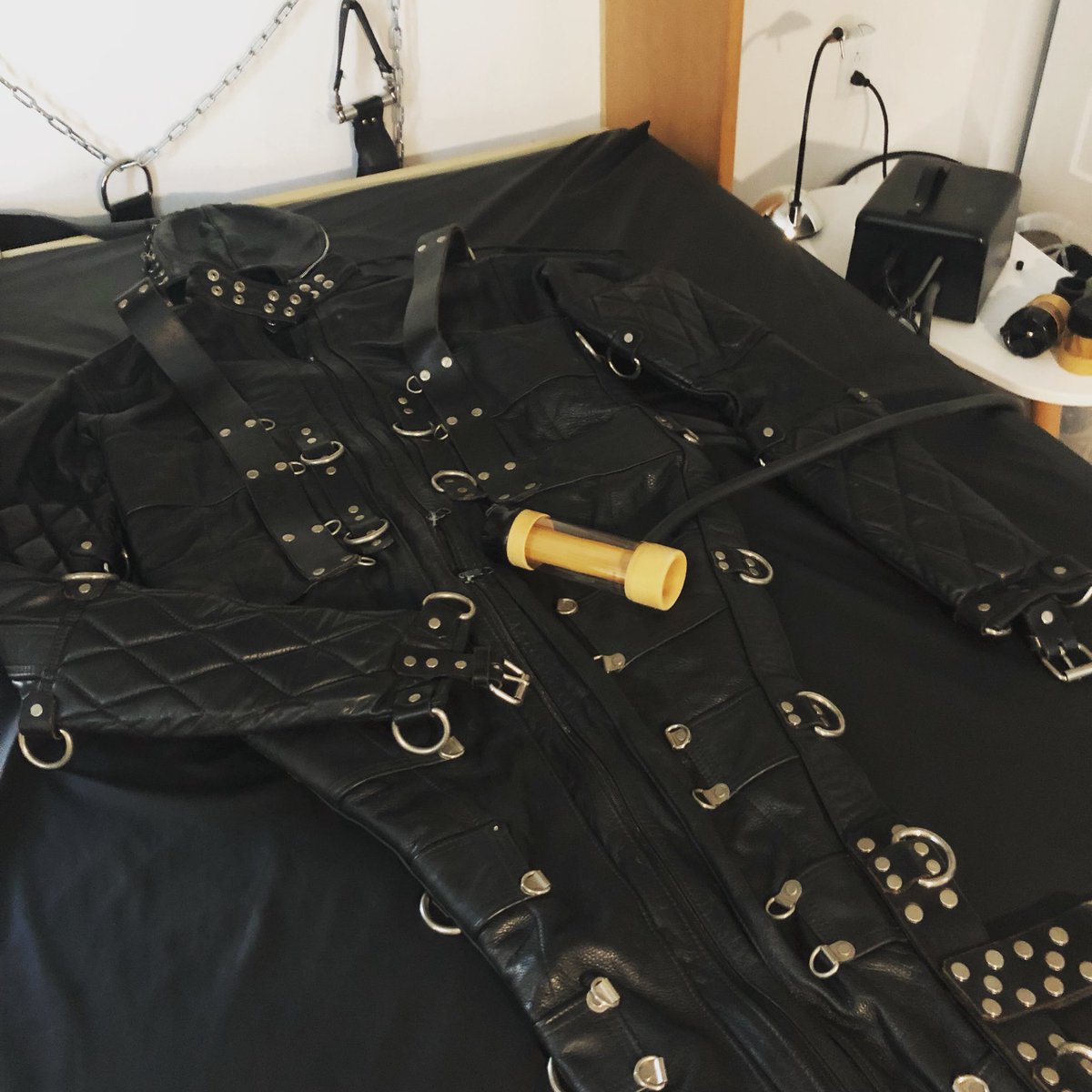 MistressMinax's tweet photo. Itโs almost #autumn. Time for #pumpkinspice #leather #sleepsack and #venusformen #venus2000 #milkingmachine #exquisitetorture #changeofseasons https://t.co/jMAClVpXDM