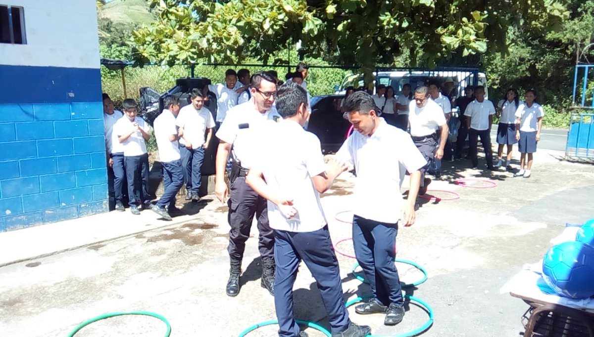 PNCSV's tweet photo. En el cantón Las Crucitas en #Panchimlaco, policías de #PrevenciónSV de la Delegación #SSSur, realizaron actividades recretativas como parte de la campaña #HéroesSV https://t.co/d7uVUPj7jH