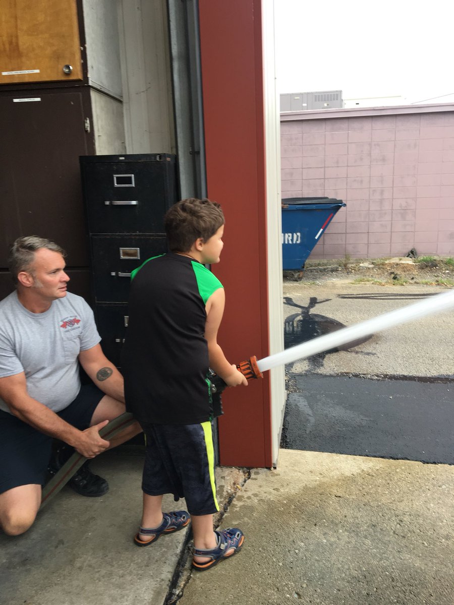 MrsLyon__'s tweet photo. Field trip Friday🙌🏼 we had a blast going to the fire station and bank today! #wcs180gratitude https://t.co/2McVrJWw93