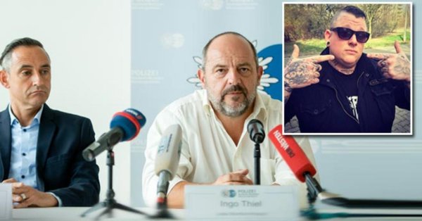 ElisabethM1221's tweet photo. Es ist etwas OBERFAUL an der Geschichte von #MarcelK
Warum ? weil dieser Mensch in der Mitte ,der "fertig hatte" bei der Pressekonferenz, #IngoThiel ⚠️ heißt ,der hat auch den Fall 2010 von #MircoS ,den 11jährigen vermissten. später tot "aufgefunden" ⚠️❗️ https://t.co/PqYHrFj0GP