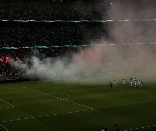 rah12363's tweet photo. #الاهلي_الحزم
ليست مباراة نهائيه 
وليس ديربي او كلاسيكو 
ولست في اوربا او امريكا
انه جمهور الأهلي العظيم  
واجهة جده واهم معالمها 
مدرج المجانين مدرج الأوفياء 
مدرج خط النار المشتعل
جمهور ابهر الجميع واخجل البقيه   
جمهور الملكي لا يشبه احد ولا يقارن 
لا صوت يعلو على صوتهم 🔥💚 https://t.co/GppFm5WbmT